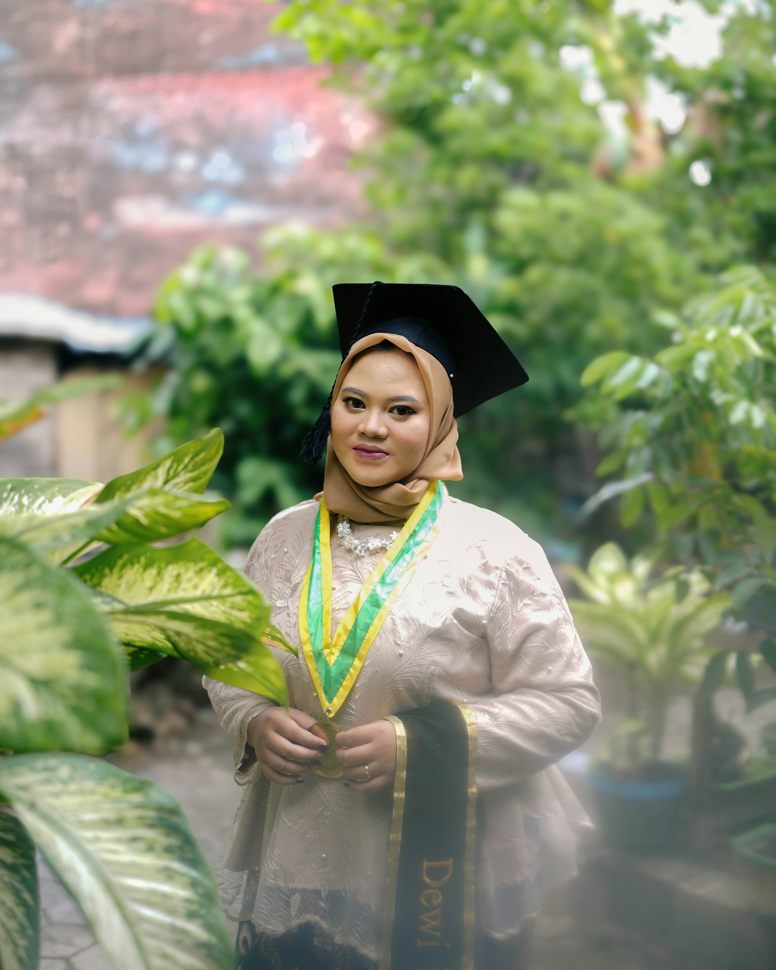Wisuda · Dewi